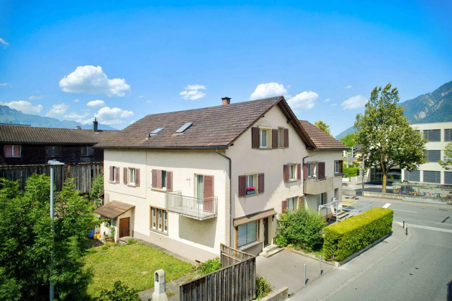 Section de maison attrayante avec deux unités résidentielles et utilisation polyvalente - Photo 1 sur 25