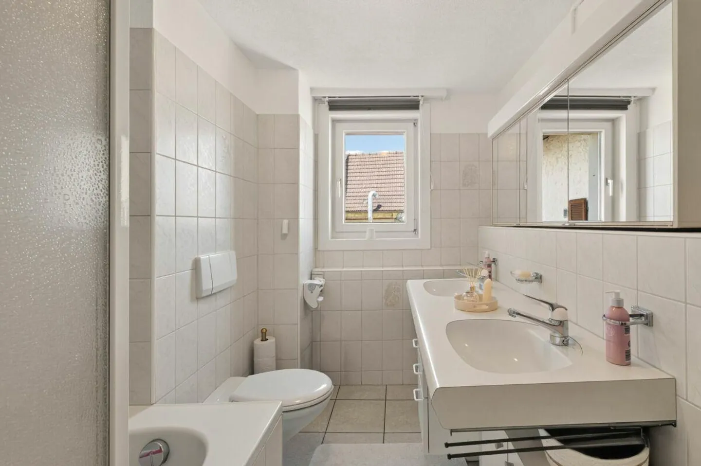Section de maison attrayante avec deux unités résidentielles et utilisation polyvalente - Photo 6 sur 25