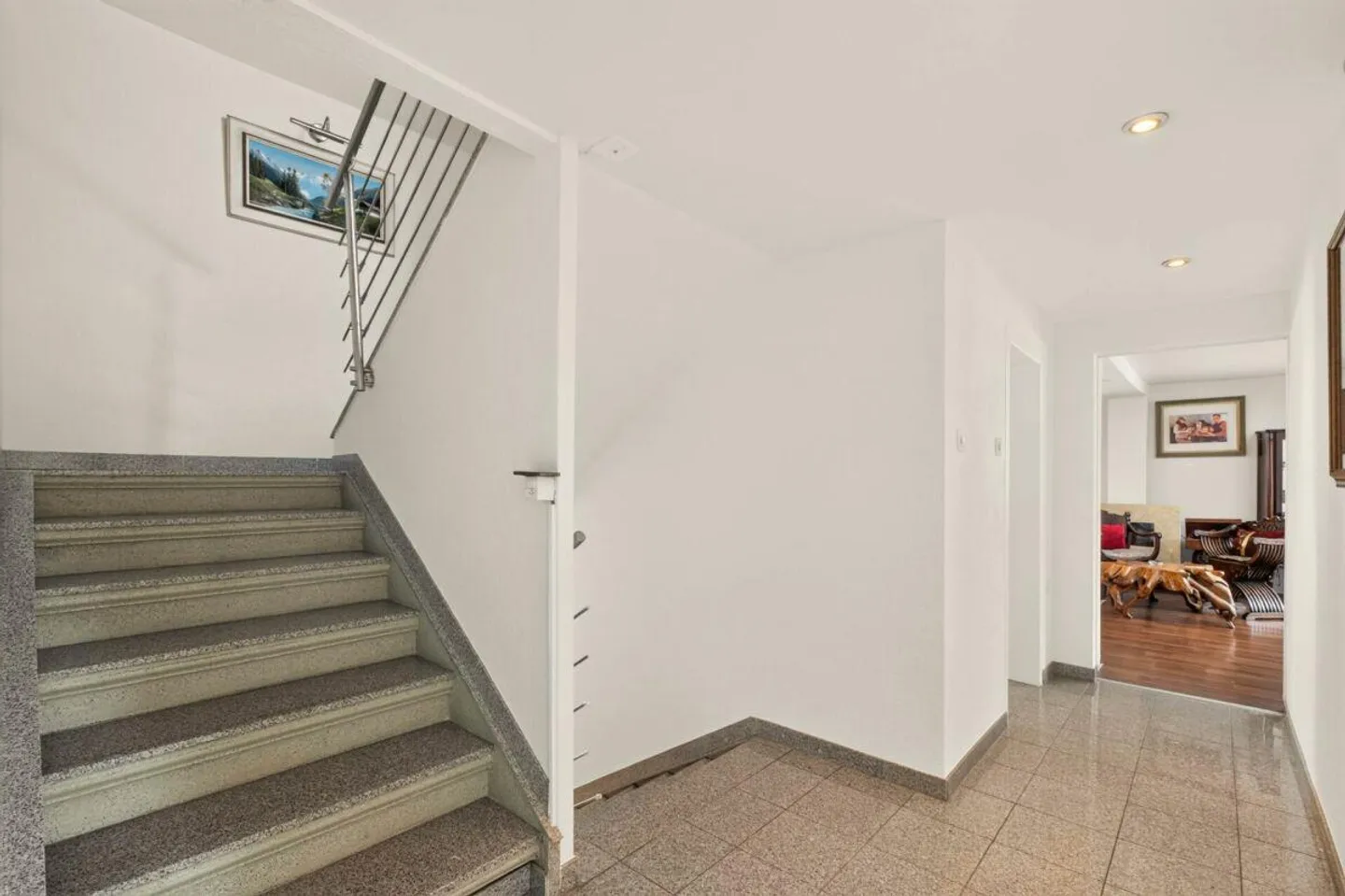 Section de maison attrayante avec deux unités résidentielles et utilisation polyvalente - Photo 9 sur 25