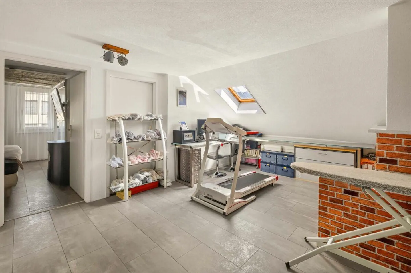 Section de maison attrayante avec deux unités résidentielles et utilisation polyvalente - Photo 11 sur 25