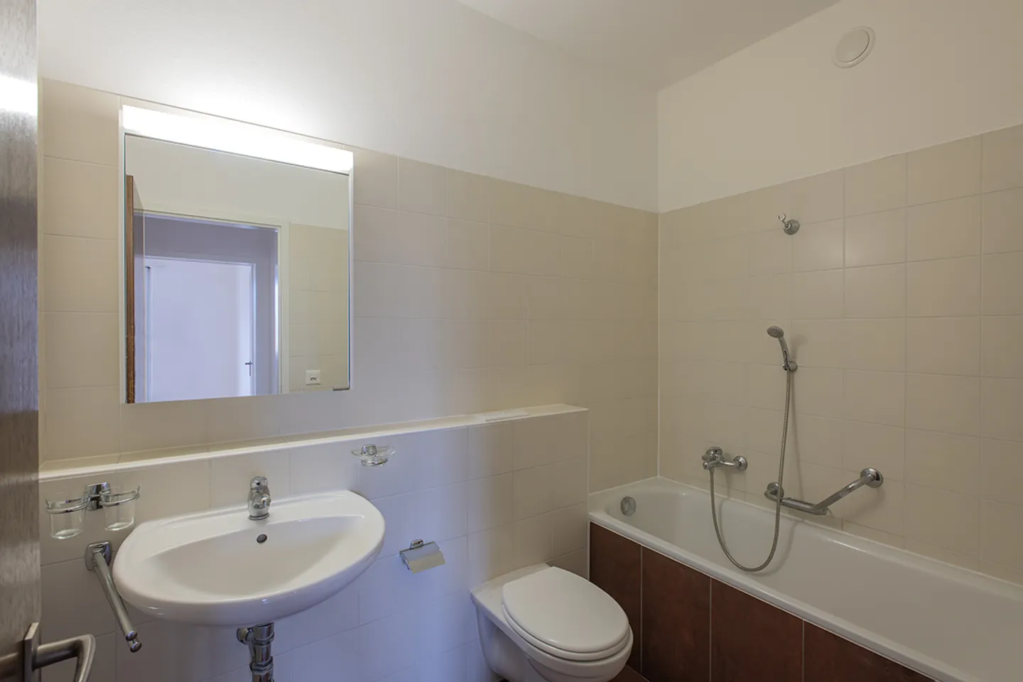 Quiet little distance from the center - Photo 4 of 9