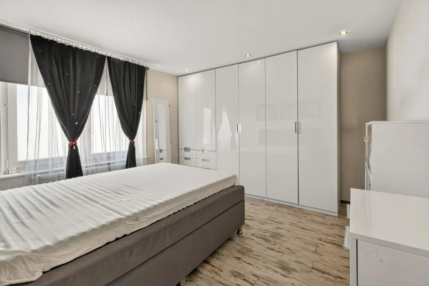 Section de maison attrayante avec deux unités résidentielles et utilisation polyvalente - Photo 17 sur 25