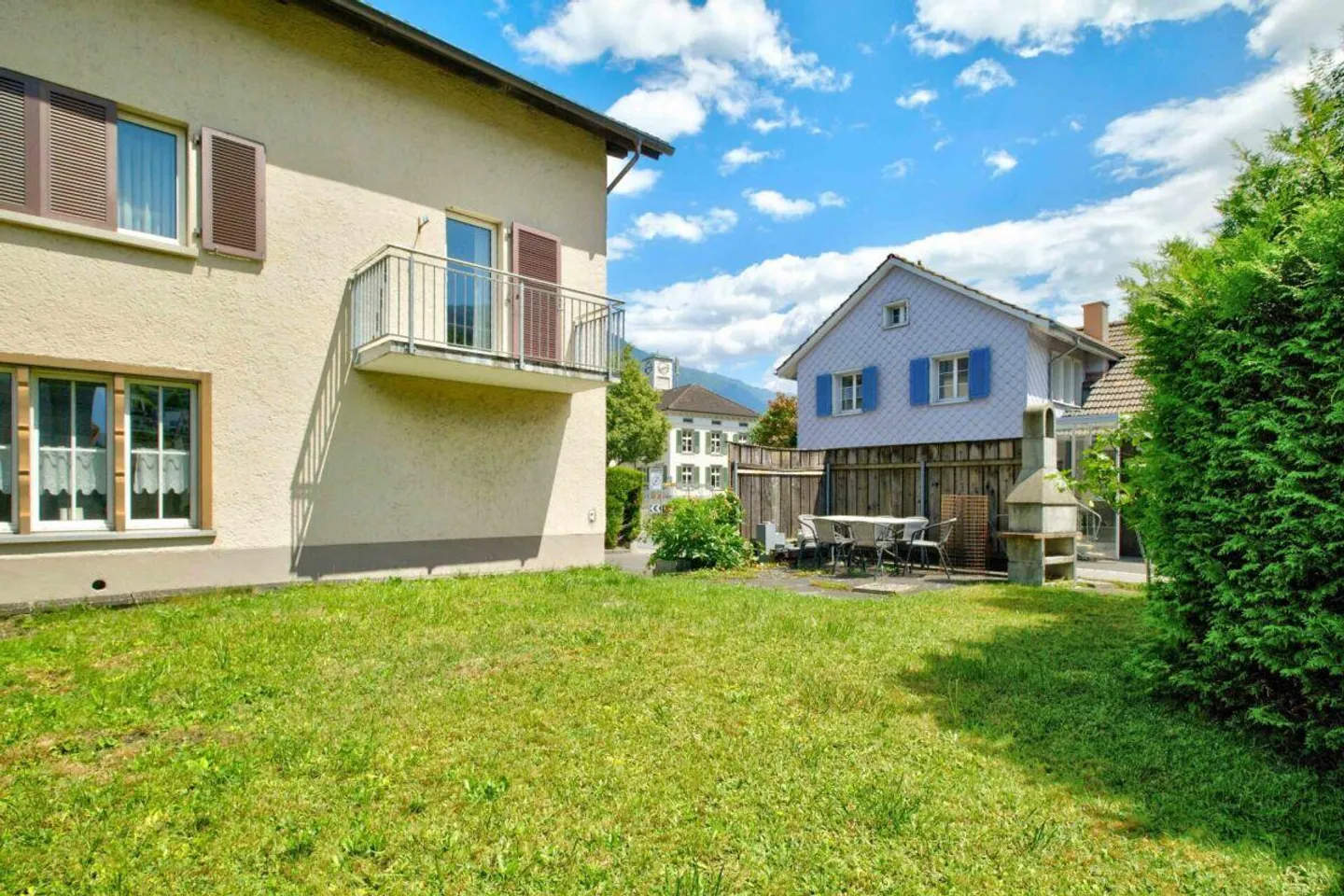 Section de maison attrayante avec deux unités résidentielles et utilisation polyvalente - Photo 15 sur 25