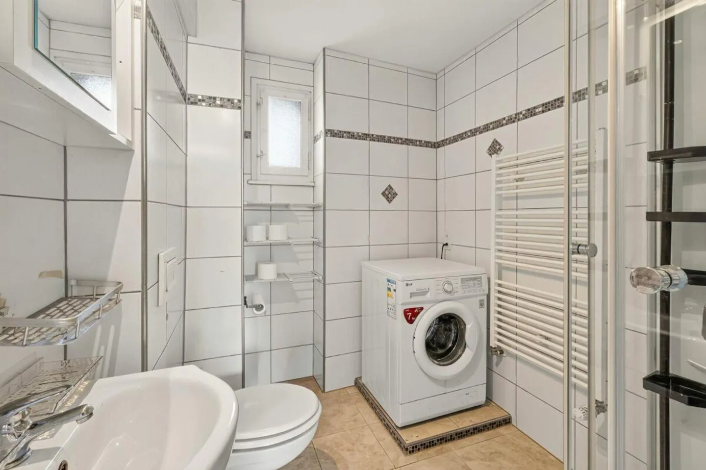 Section de maison attrayante avec deux unités résidentielles et utilisation polyvalente - Photo 18 sur 25