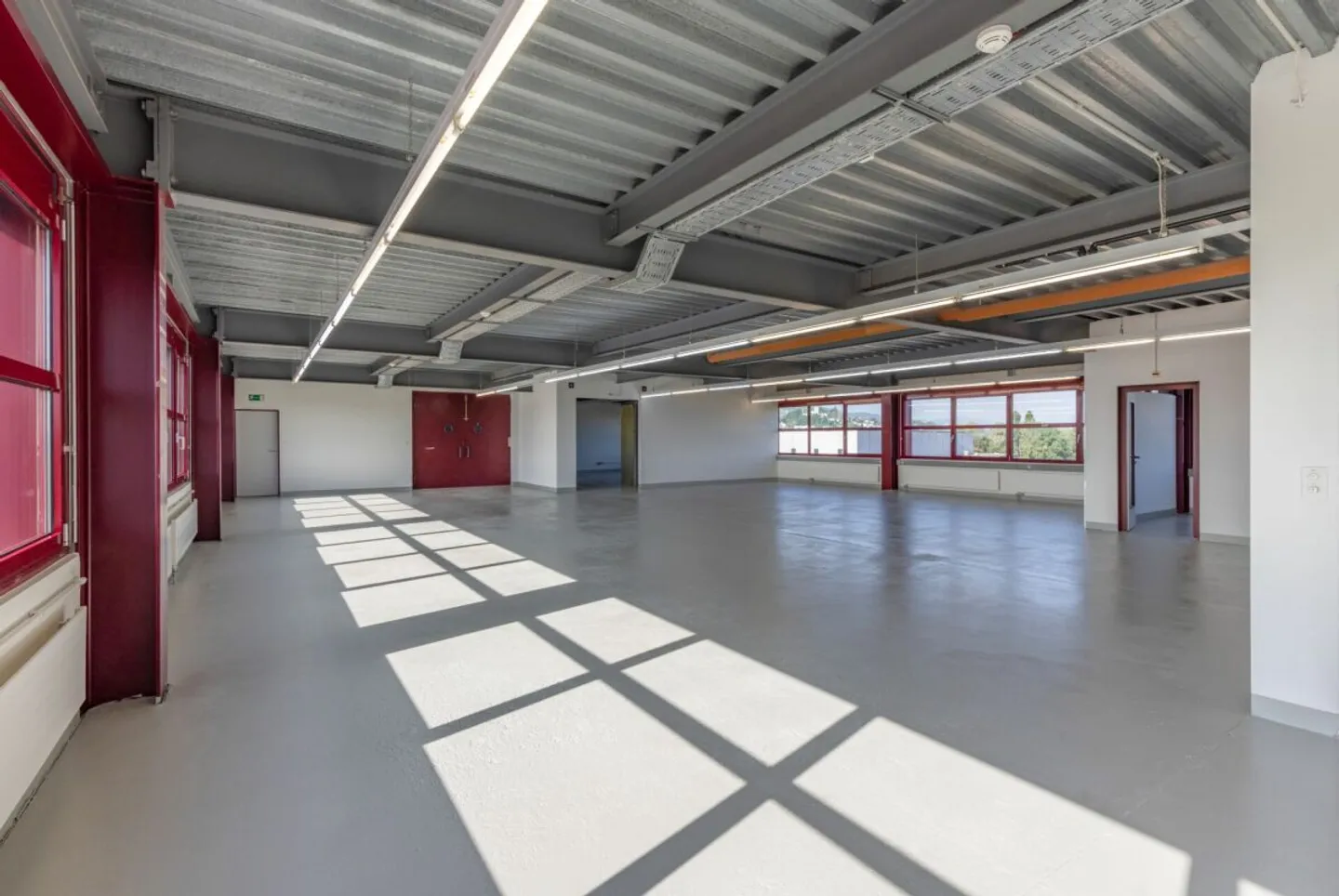 Espace de stockage optimal : Hall de 472 m² au 4ème étage avec ascenseur à marchandises direct - Photo 4 sur 6