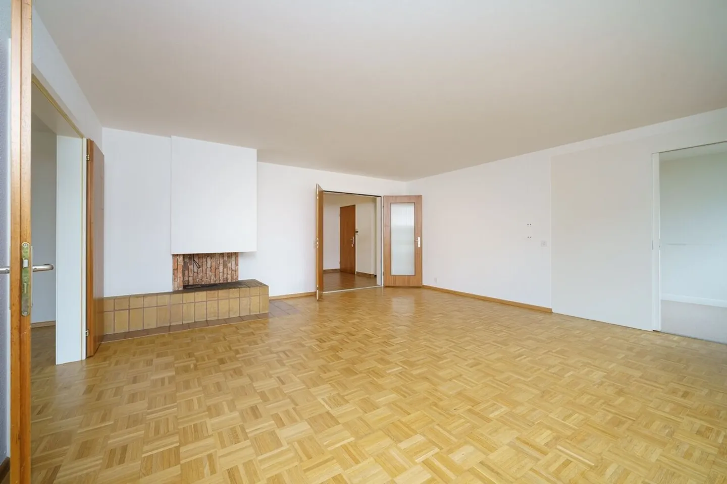 Spacious 5.5-room apartment with fireplace and balcony - Photo 3 of 10