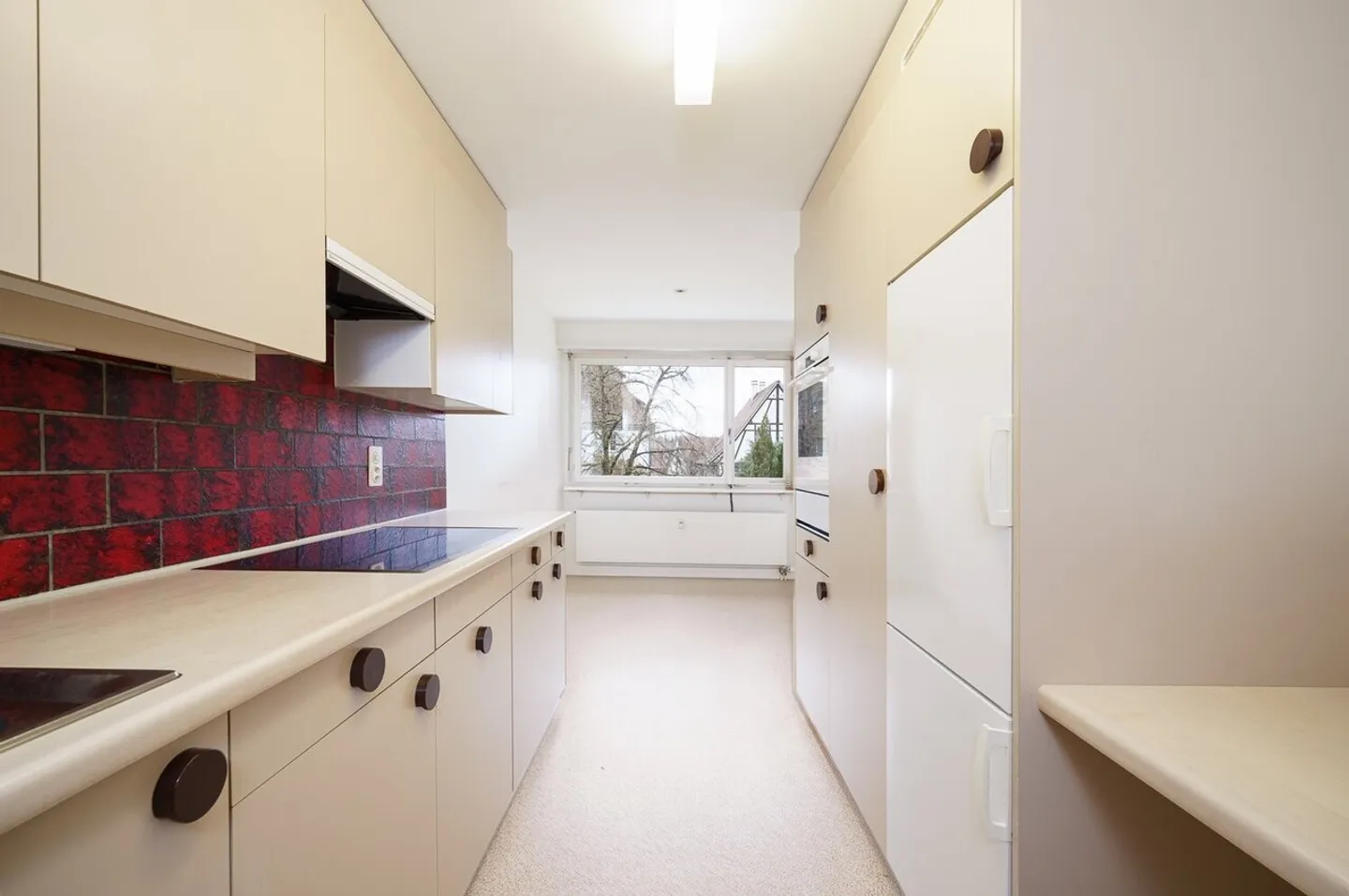 Spacious 5.5-room apartment with fireplace and balcony - Photo 4 of 10