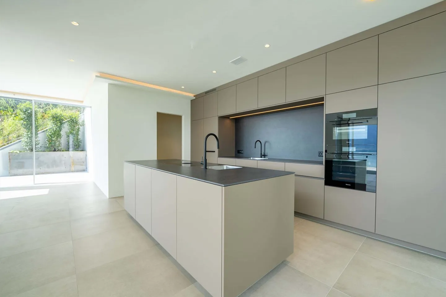 New villa with 791 m² of top-class living comfort - Photo 3 of 7