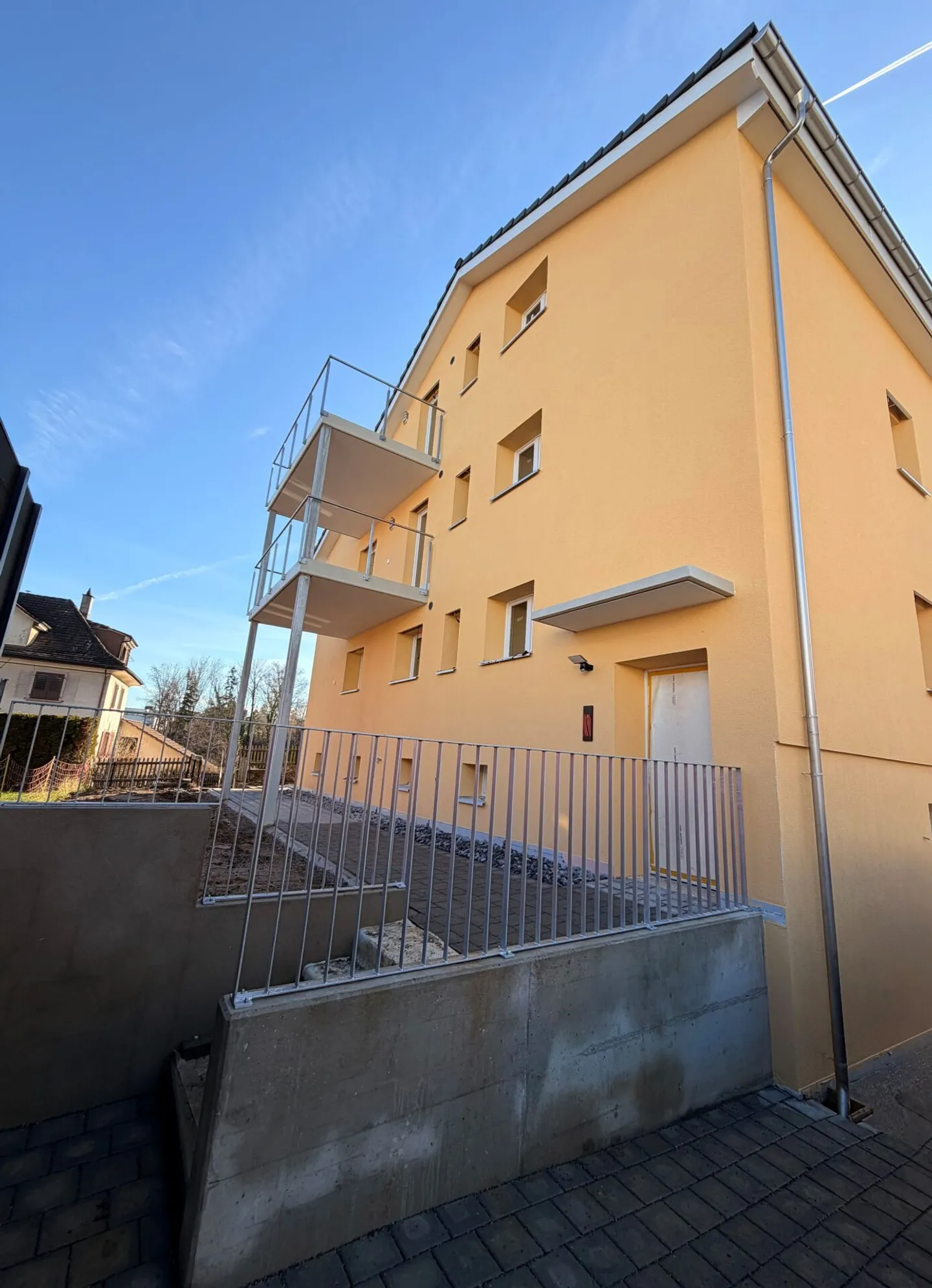 Einziehen und wohlfühlen - Kernsaniertes MFH mit Seesicht - Foto 1 von 9