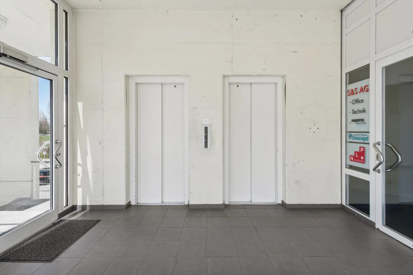Office space for rent - Photo 5 of 8