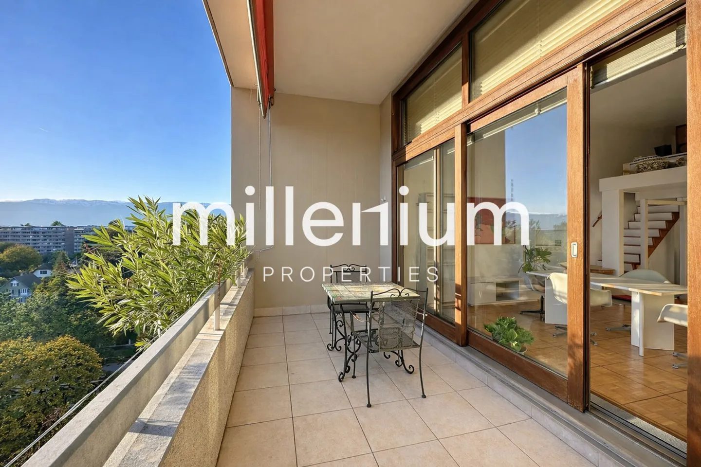 Appartement meublé avec balcon près de l'ONU - Photo 3 sur 9