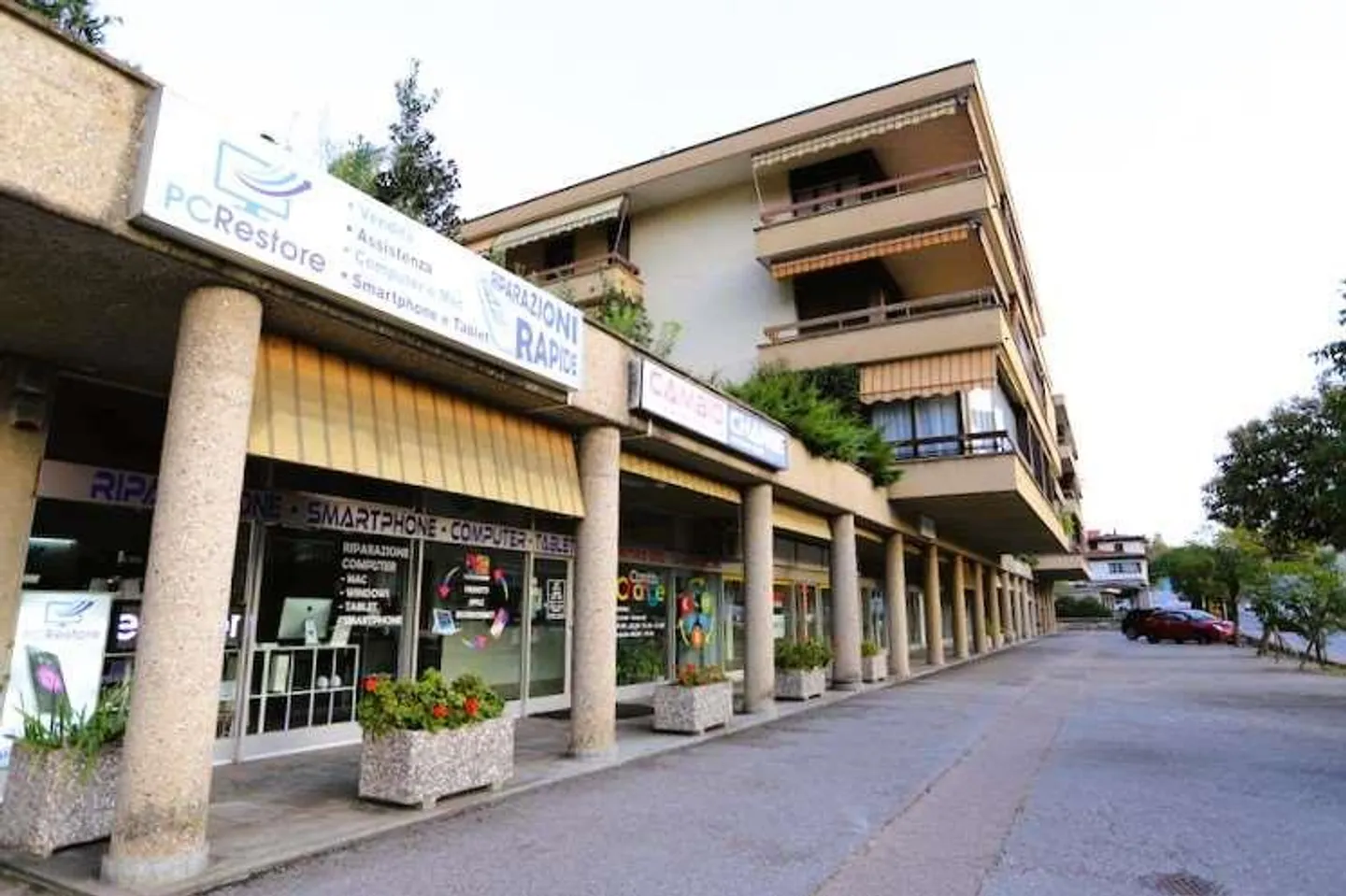 NEGOZIO CON AMPIE VETRINE AD AGNO - Foto 1 di 5