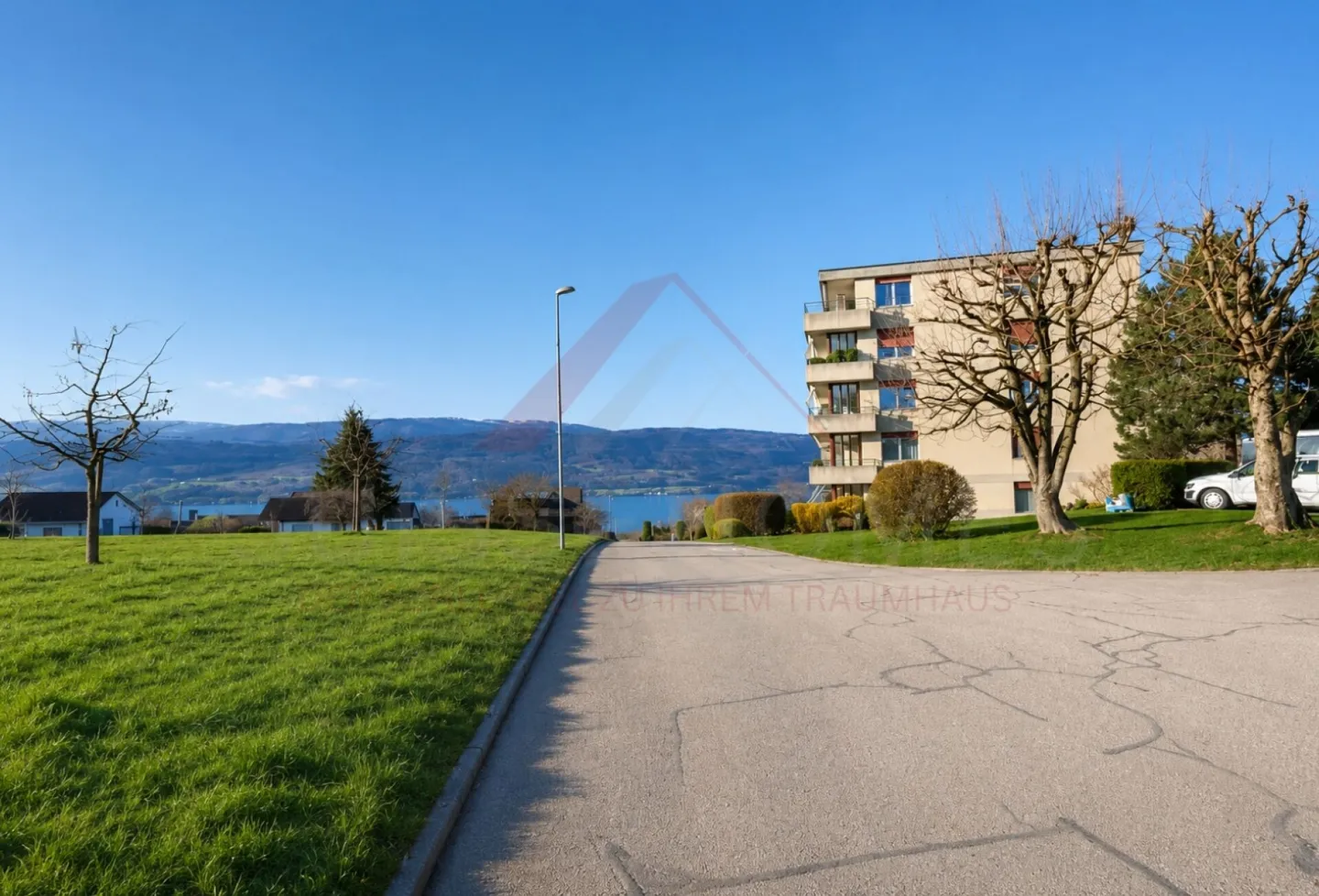 Exclusive single-family house with pool, sauna, lake view and 1,443 m² plot in Gerolfingen - Photo 5 of 24