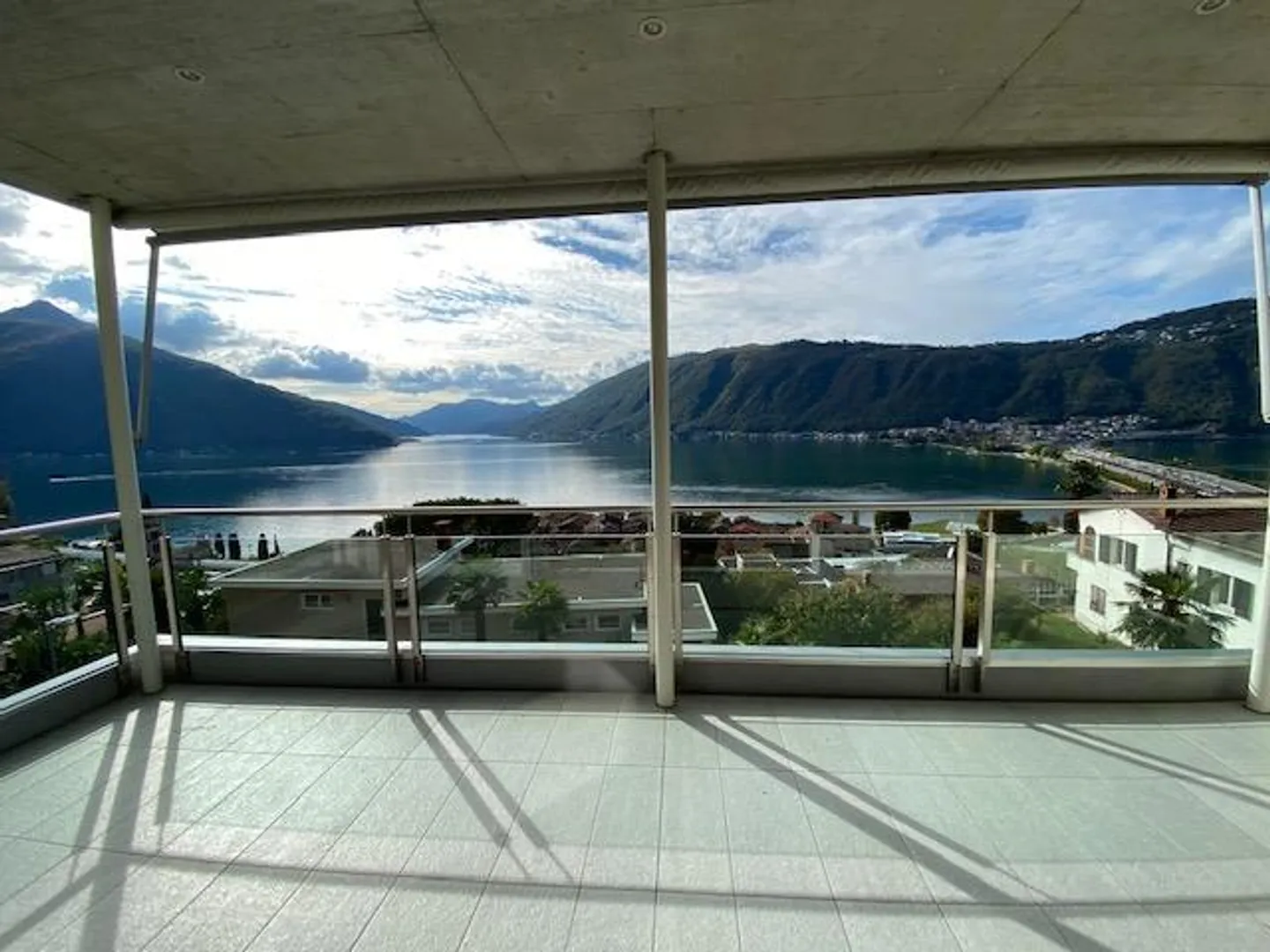 Beautiful penthouse with large terrace and panoramic lake view - Photo 2 of 13