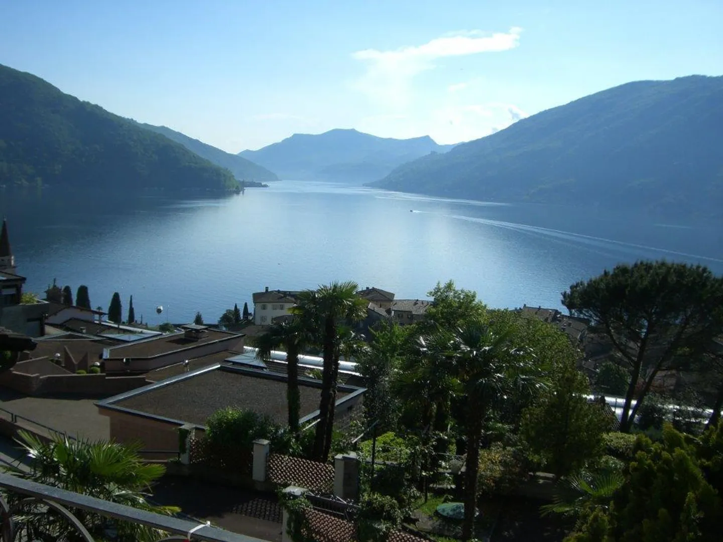 Beautiful penthouse with large terrace and panoramic lake view - Photo 3 of 13