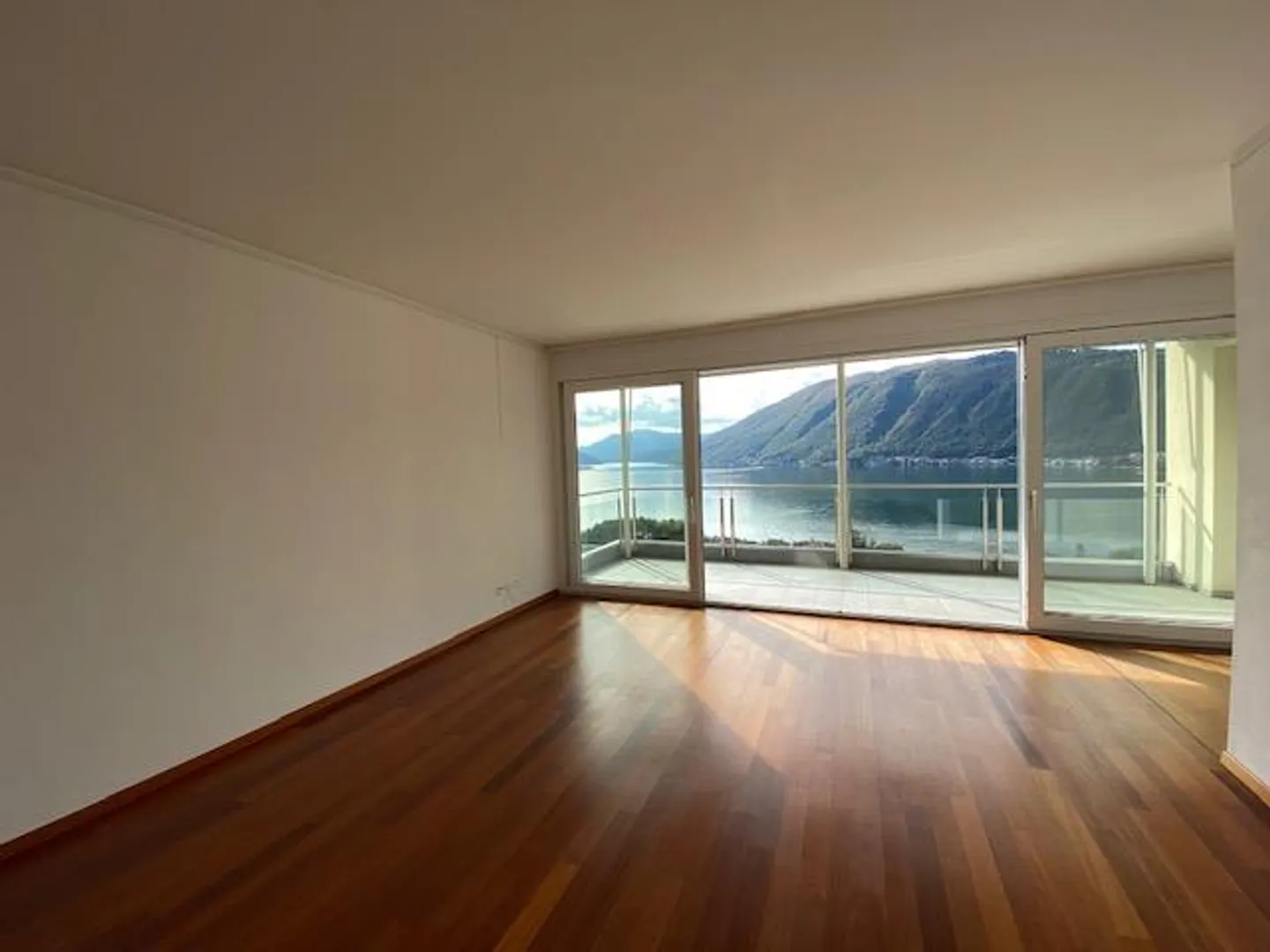 Beautiful penthouse with large terrace and panoramic lake view - Photo 4 of 13