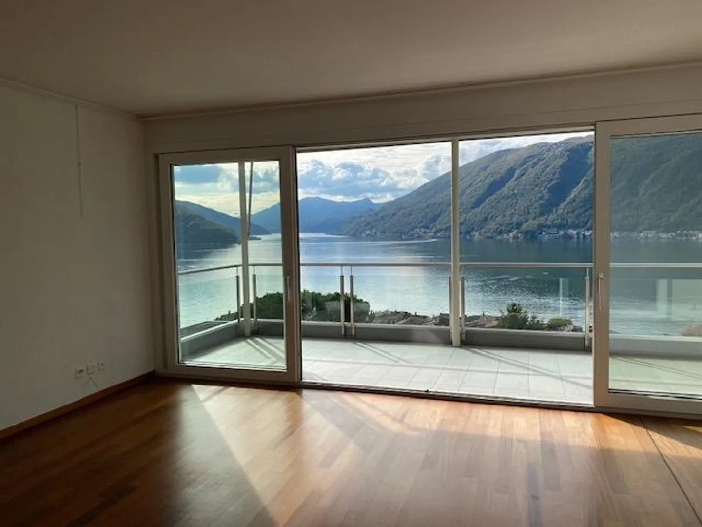 Beautiful penthouse with large terrace and panoramic lake view - Photo 5 of 13