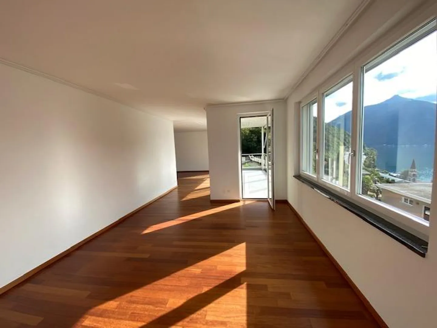 Beautiful penthouse with large terrace and panoramic lake view - Photo 8 of 13