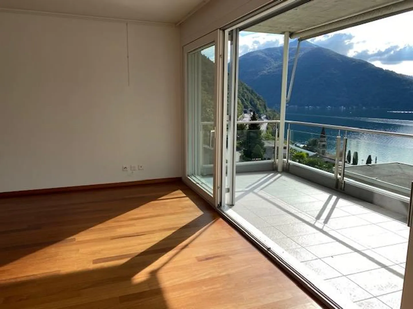 Beautiful penthouse with large terrace and panoramic lake view - Photo 9 of 13