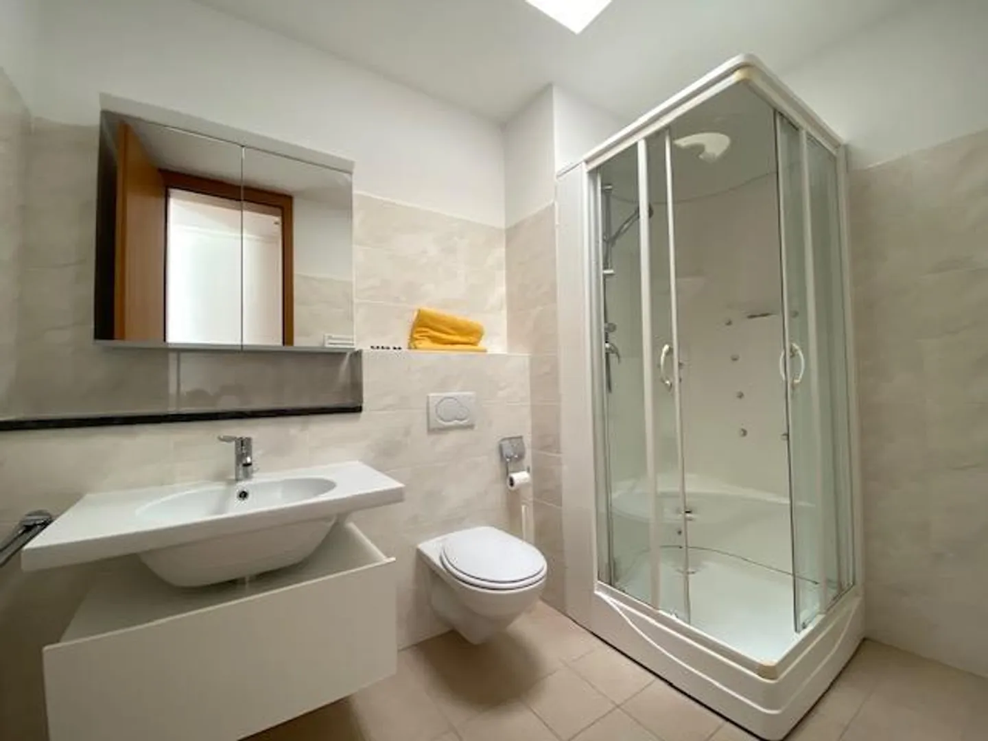 Beautiful penthouse with large terrace and panoramic lake view - Photo 13 of 13