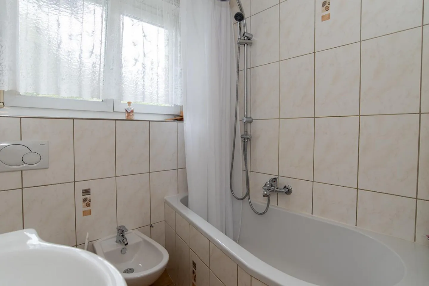 Detached living - central, sunny, tax-friendly! - Photo 5 of 12