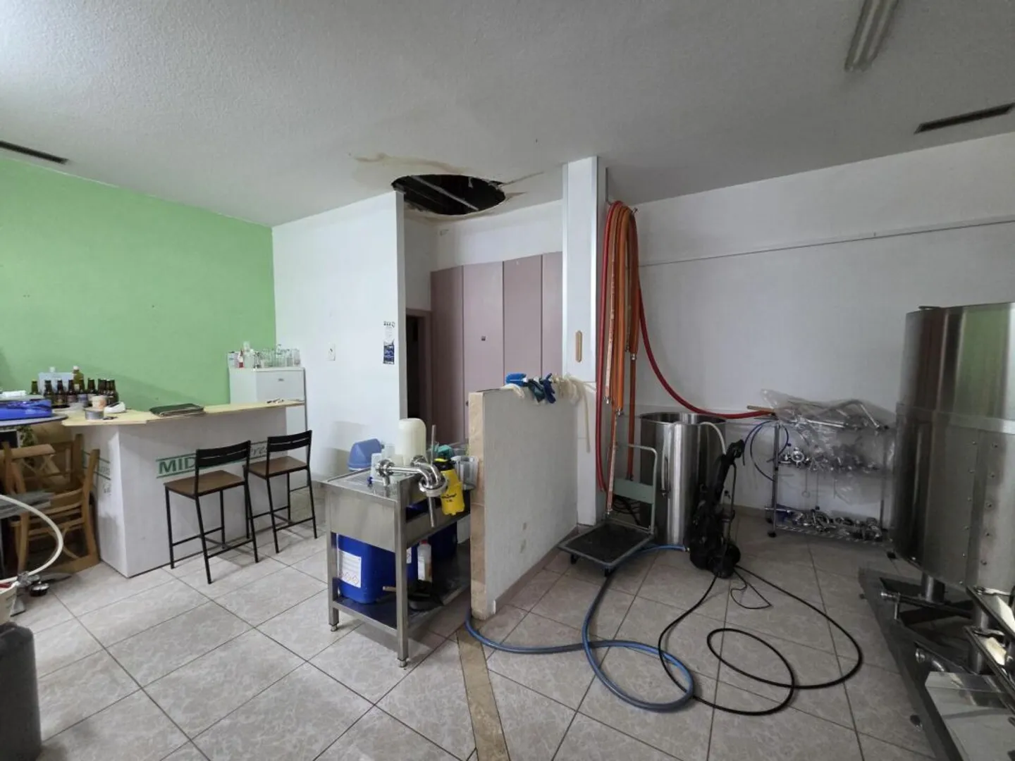 Commercial space on the ground floor in the center of the village with parking space - Photo 5 of 7