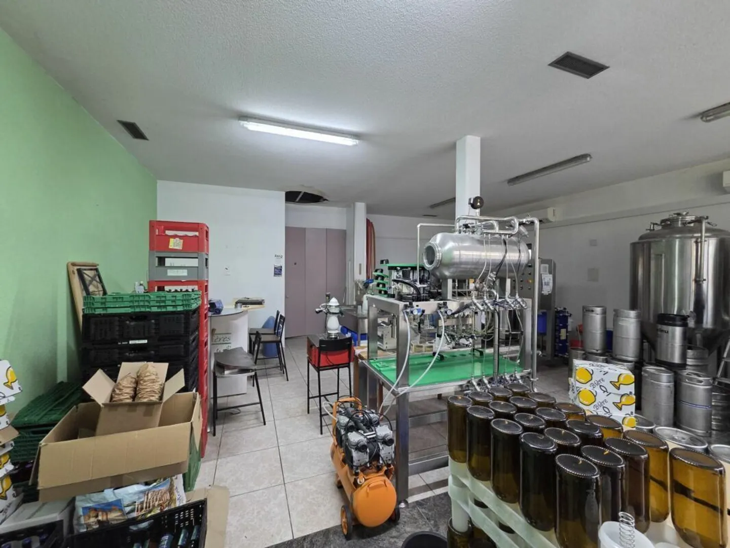 Commercial space on the ground floor in the center of the village with parking space - Photo 6 of 7