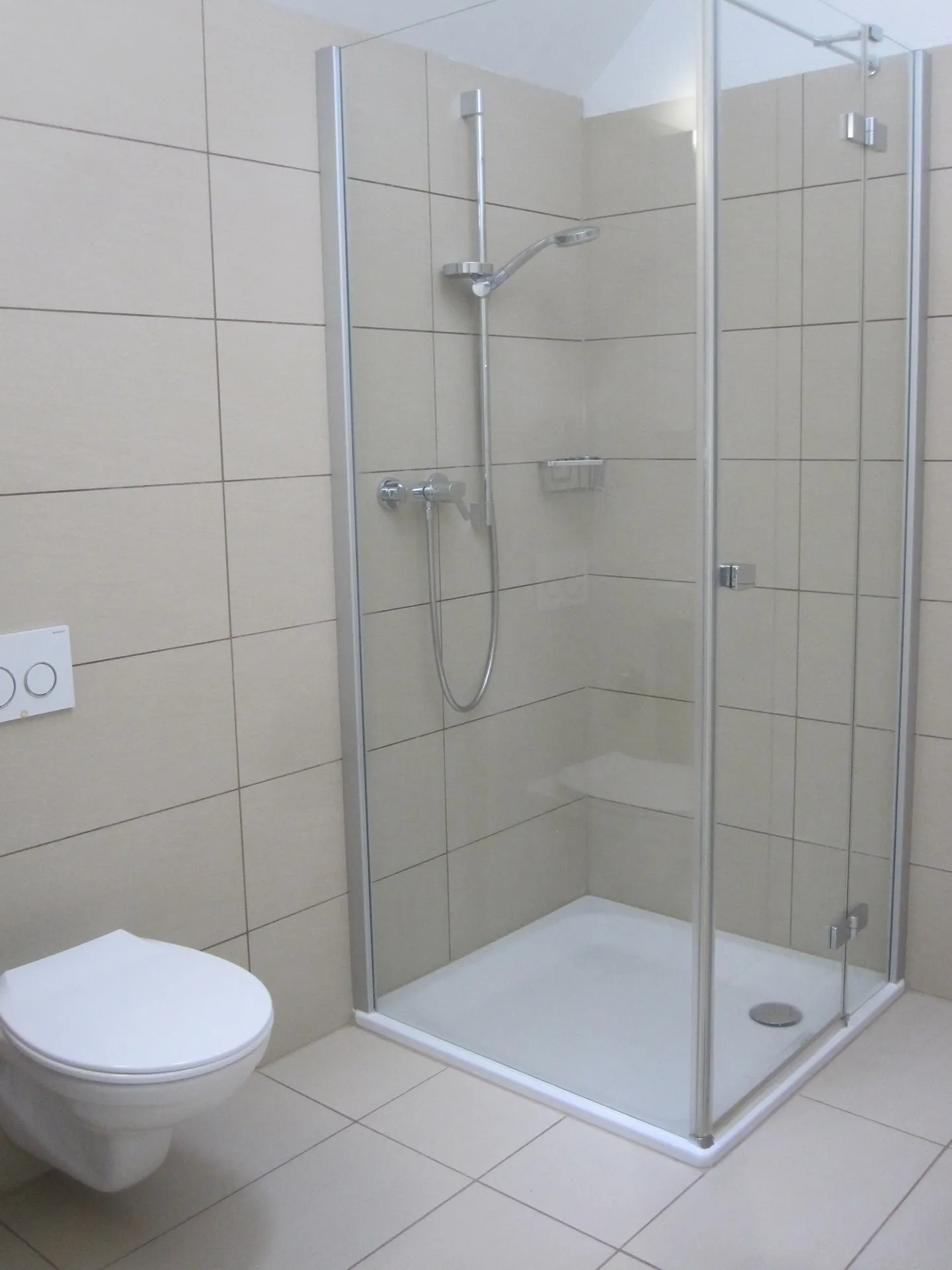 Bellissimo appartamento attico di 2,5 locali in posizione tranquilla e soleggiata - Foto 2 di 11