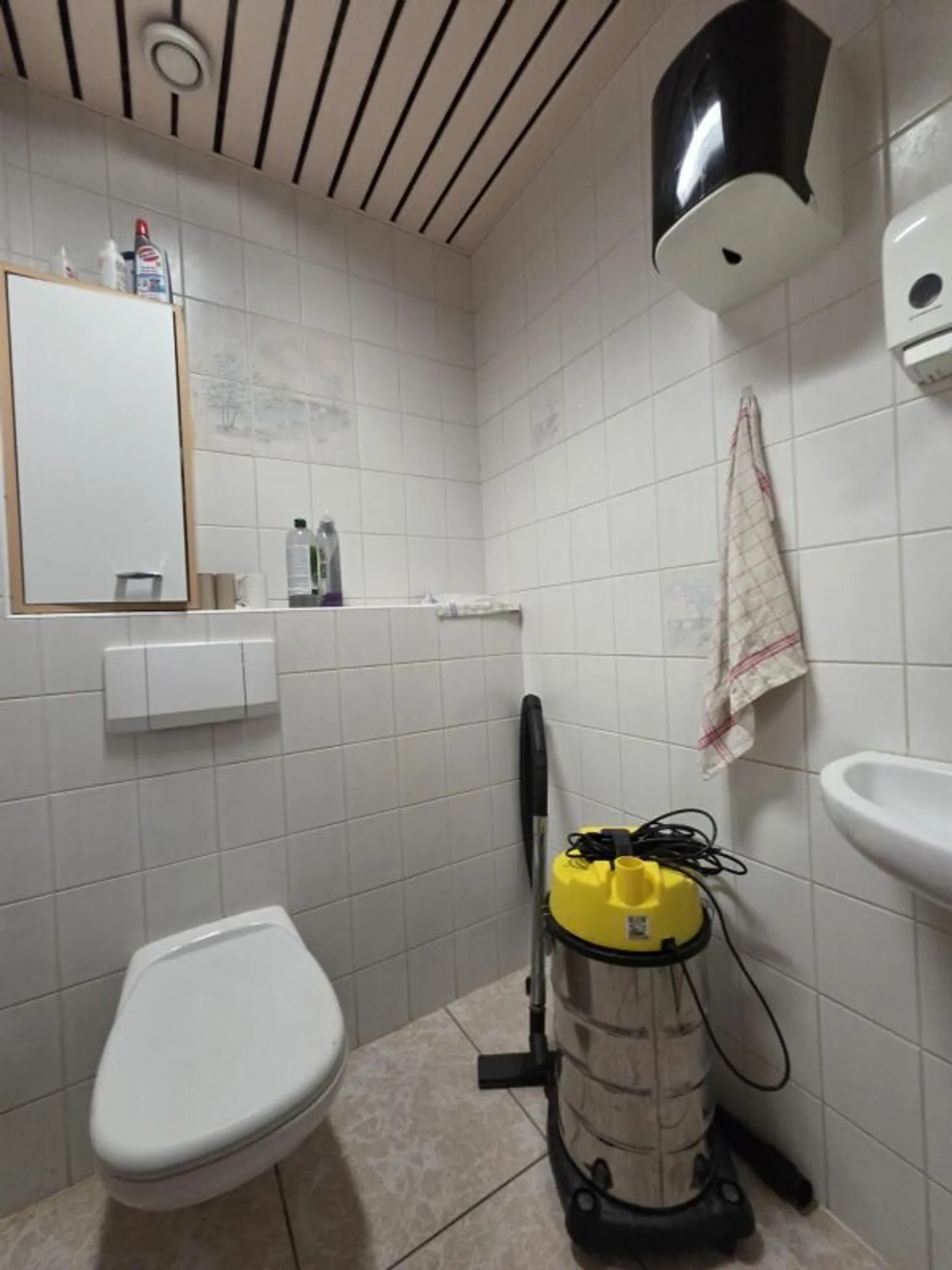 Commercial space on the ground floor in the center of the village with parking space - Photo 7 of 7