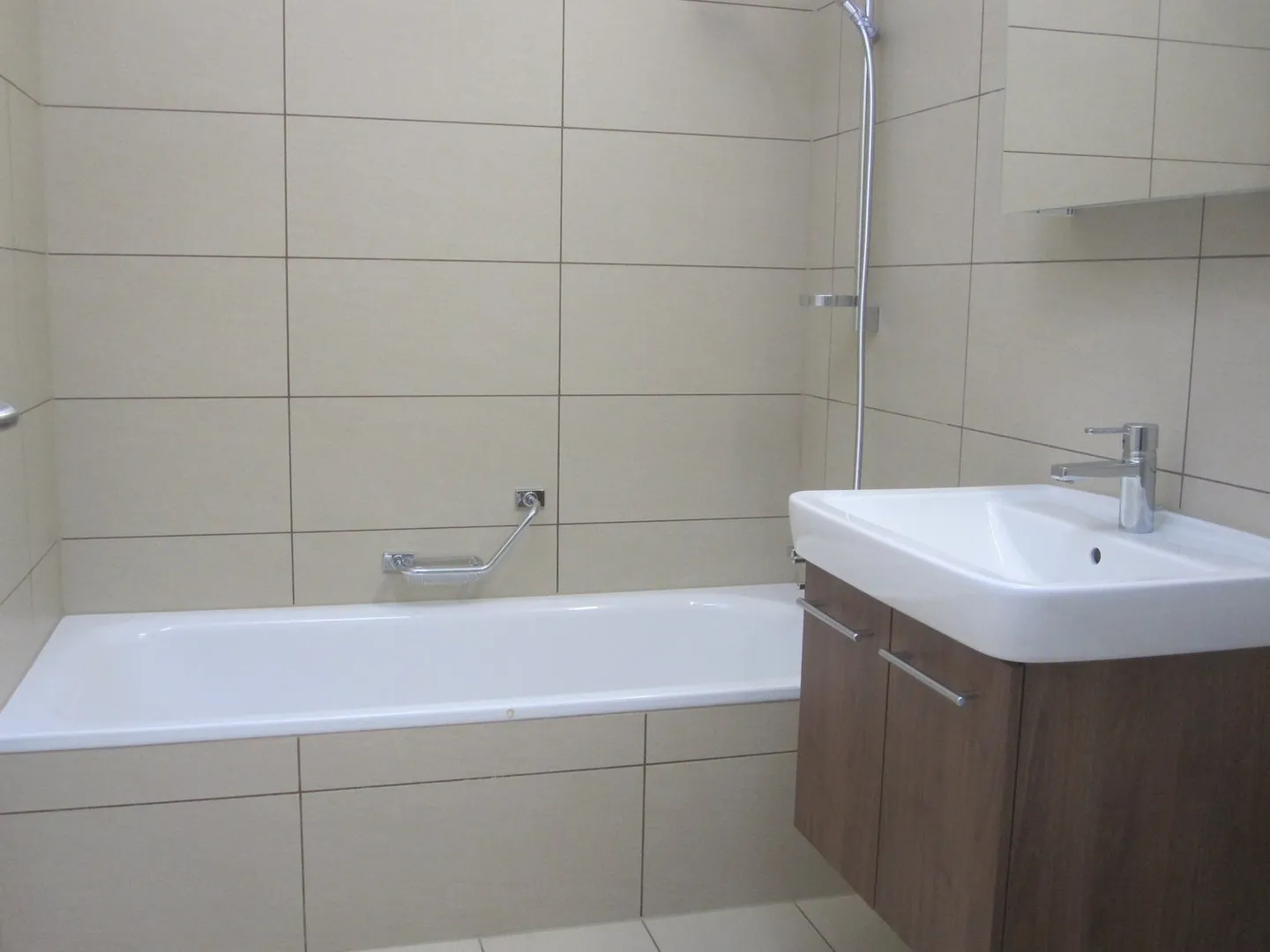 Bellissimo appartamento attico di 2,5 locali in posizione tranquilla e soleggiata - Foto 4 di 11