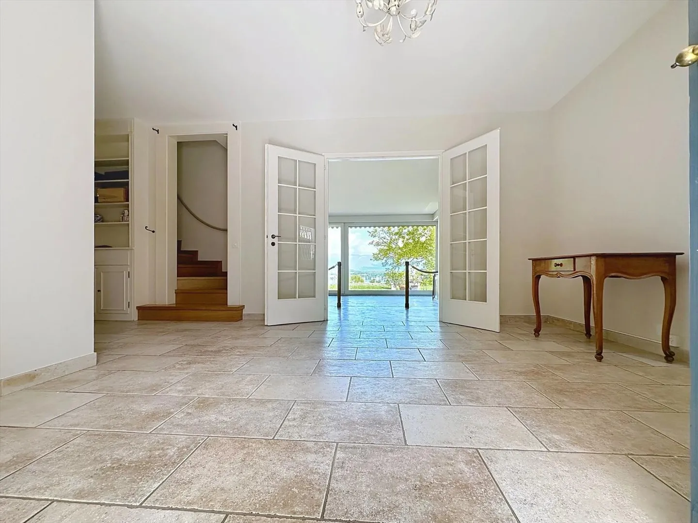 Bellissima villa indipendente con magnifica vista sul lago - Foto 3 di 13