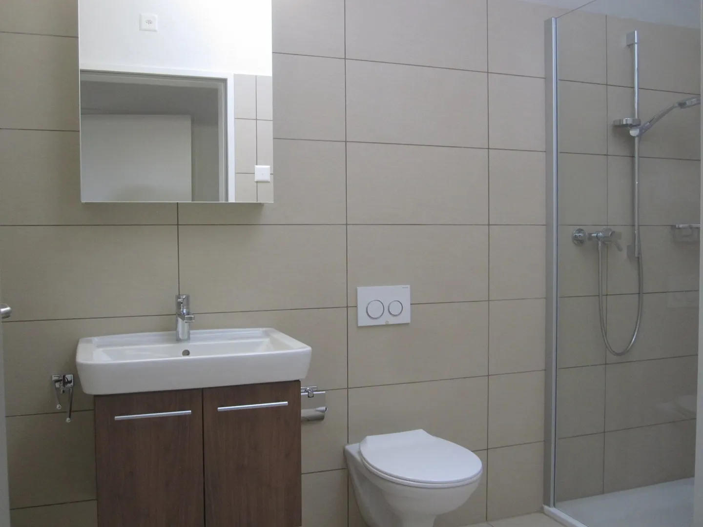 Bellissimo appartamento attico di 2,5 locali in posizione tranquilla e soleggiata - Foto 3 di 11