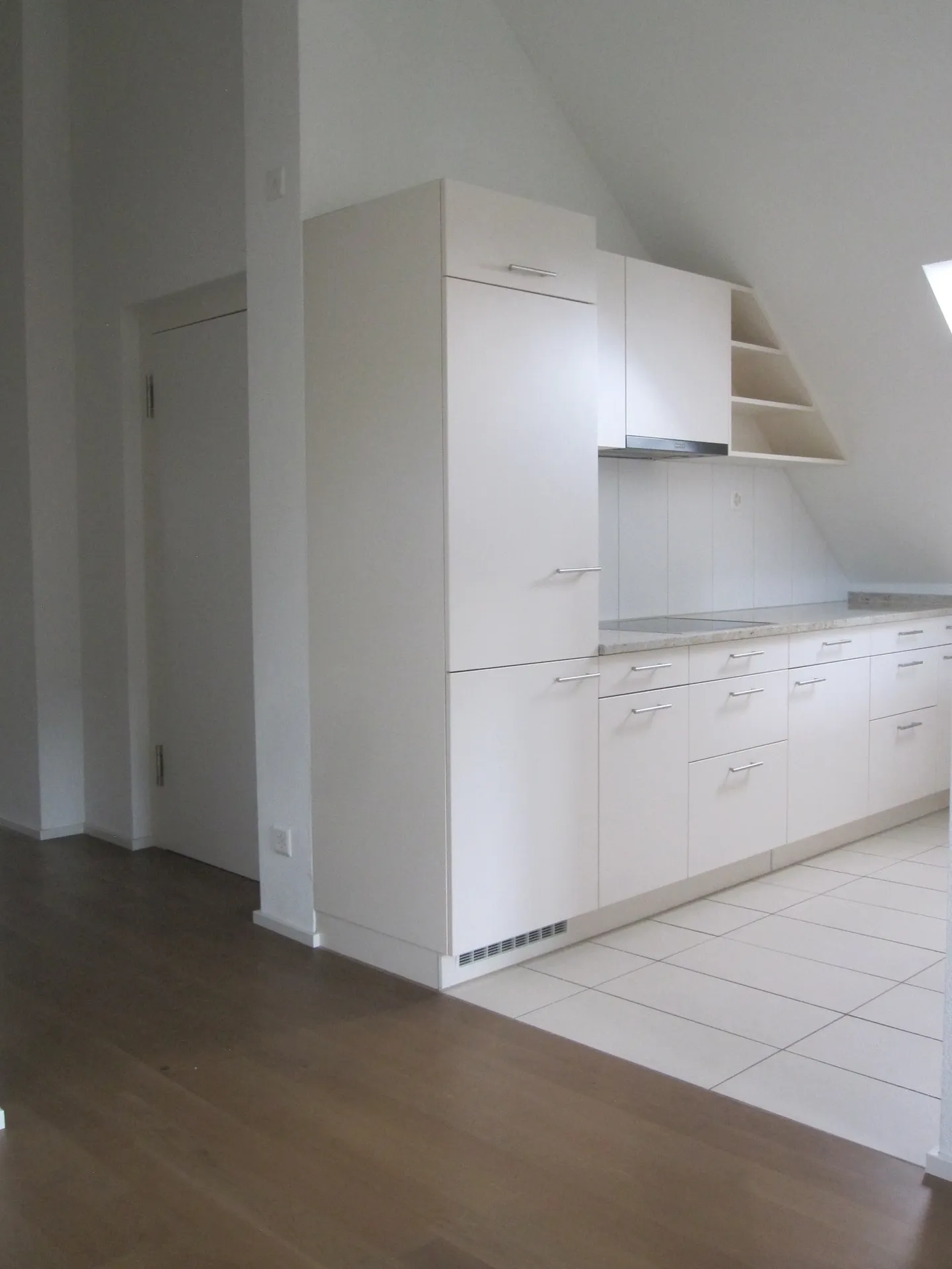 Bellissimo appartamento attico di 2,5 locali in posizione tranquilla e soleggiata - Foto 7 di 11