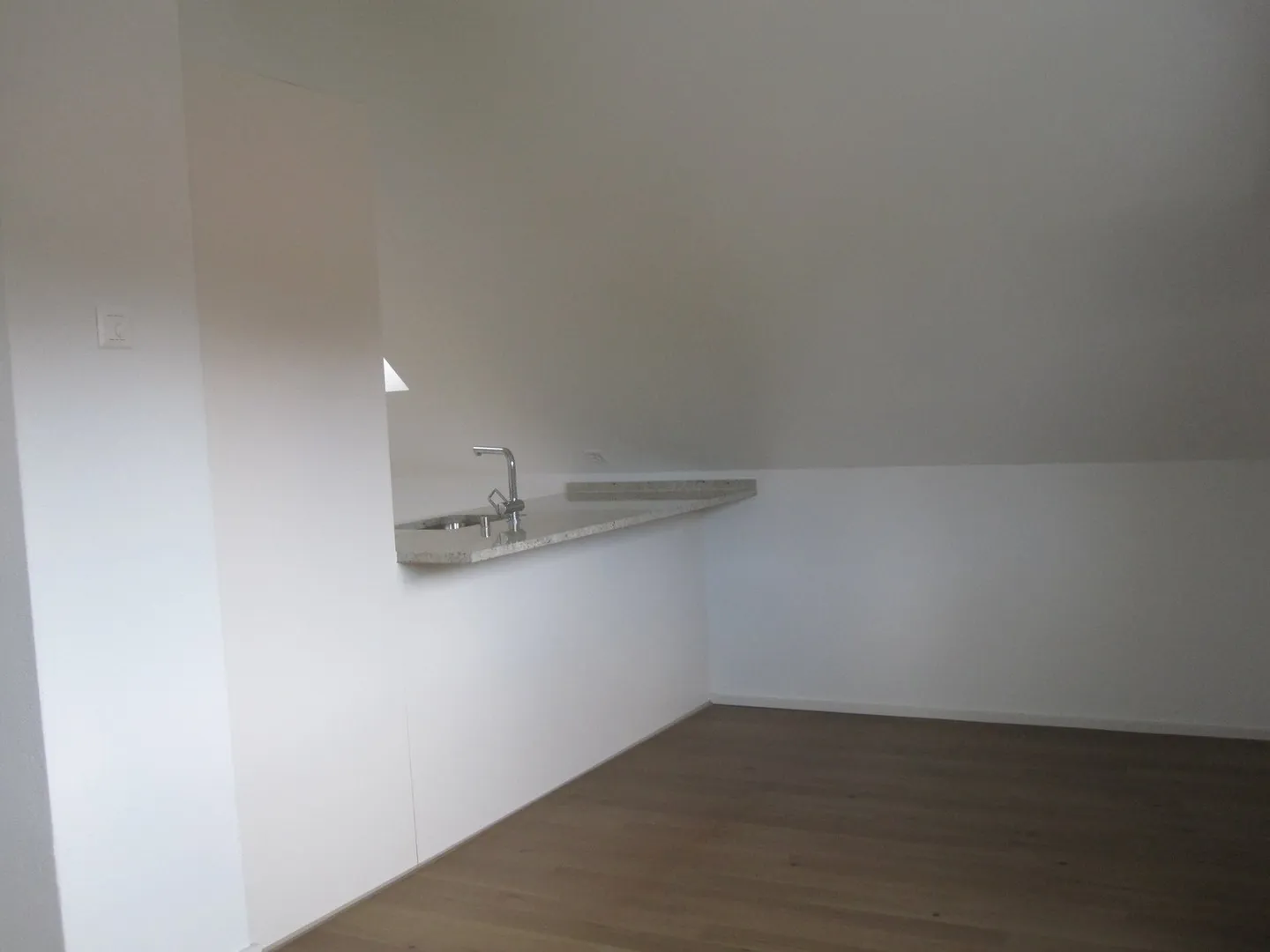 Bellissimo appartamento attico di 2,5 locali in posizione tranquilla e soleggiata - Foto 8 di 11