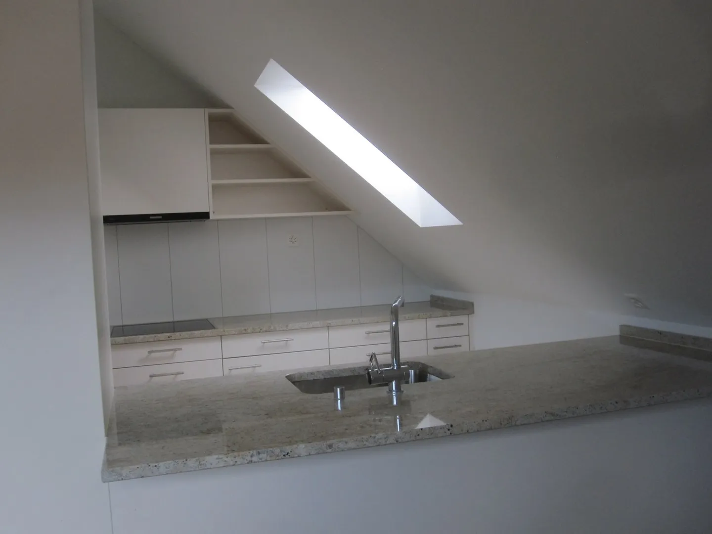 Bellissimo appartamento attico di 2,5 locali in posizione tranquilla e soleggiata - Foto 9 di 11