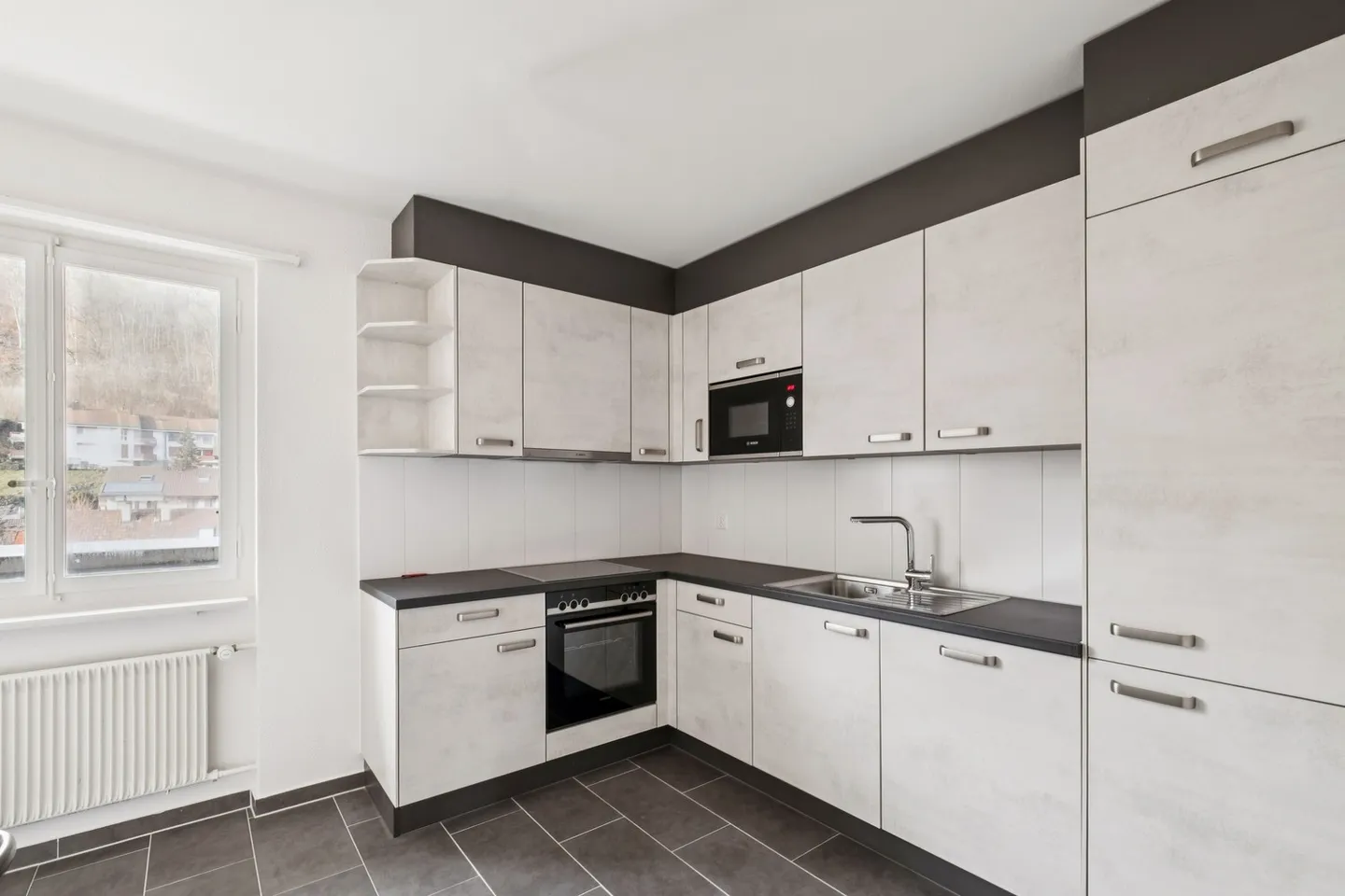 Move in now - freshly renovated apartment quiet, green & central - Photo 2 of 10