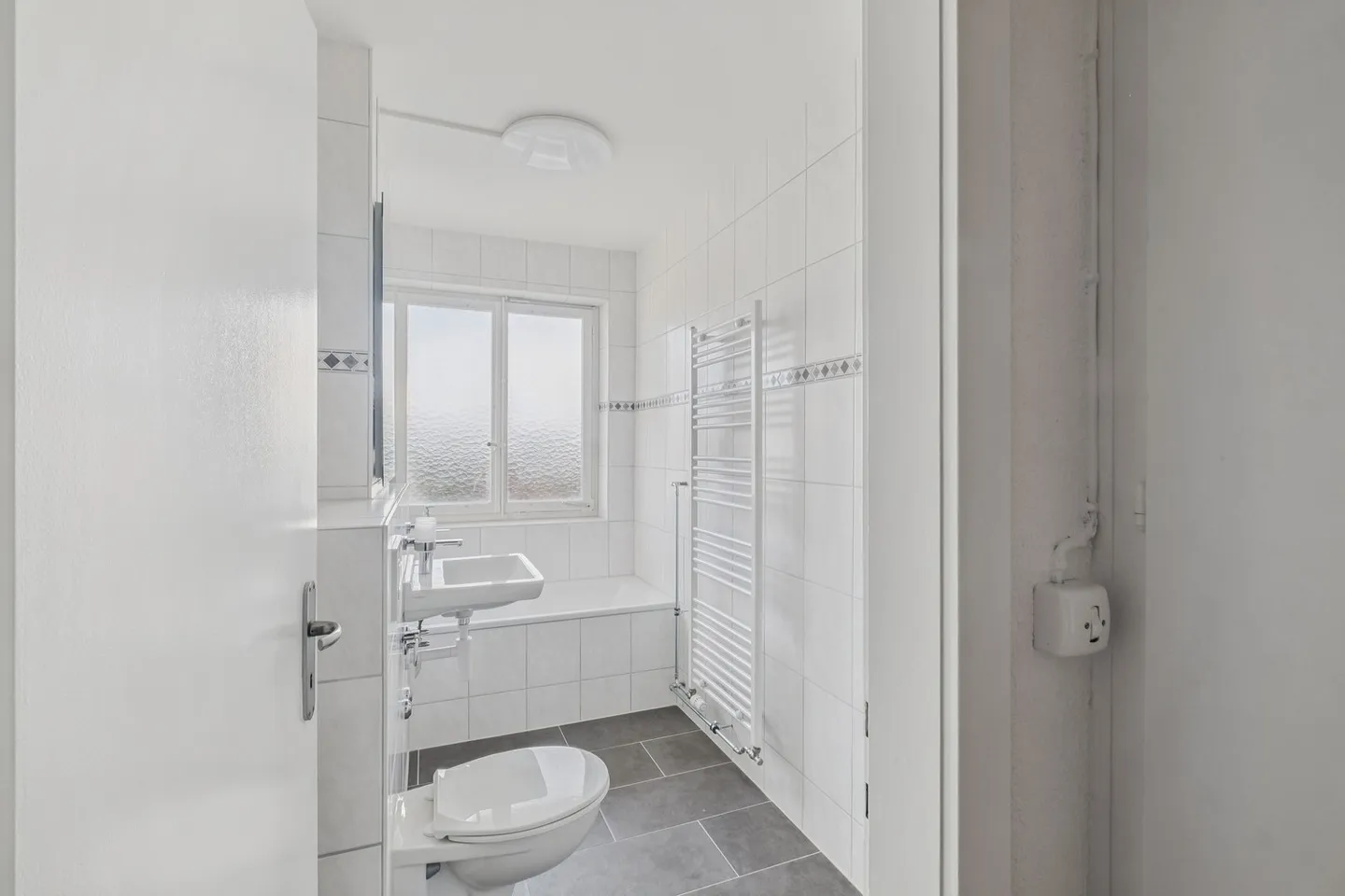 Move in now - freshly renovated apartment quiet, green & central - Photo 8 of 10