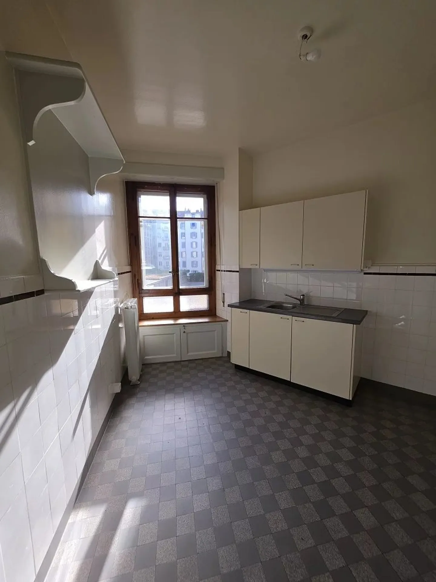 Spacious Apartment in Sécheron - Photo 3 of 11