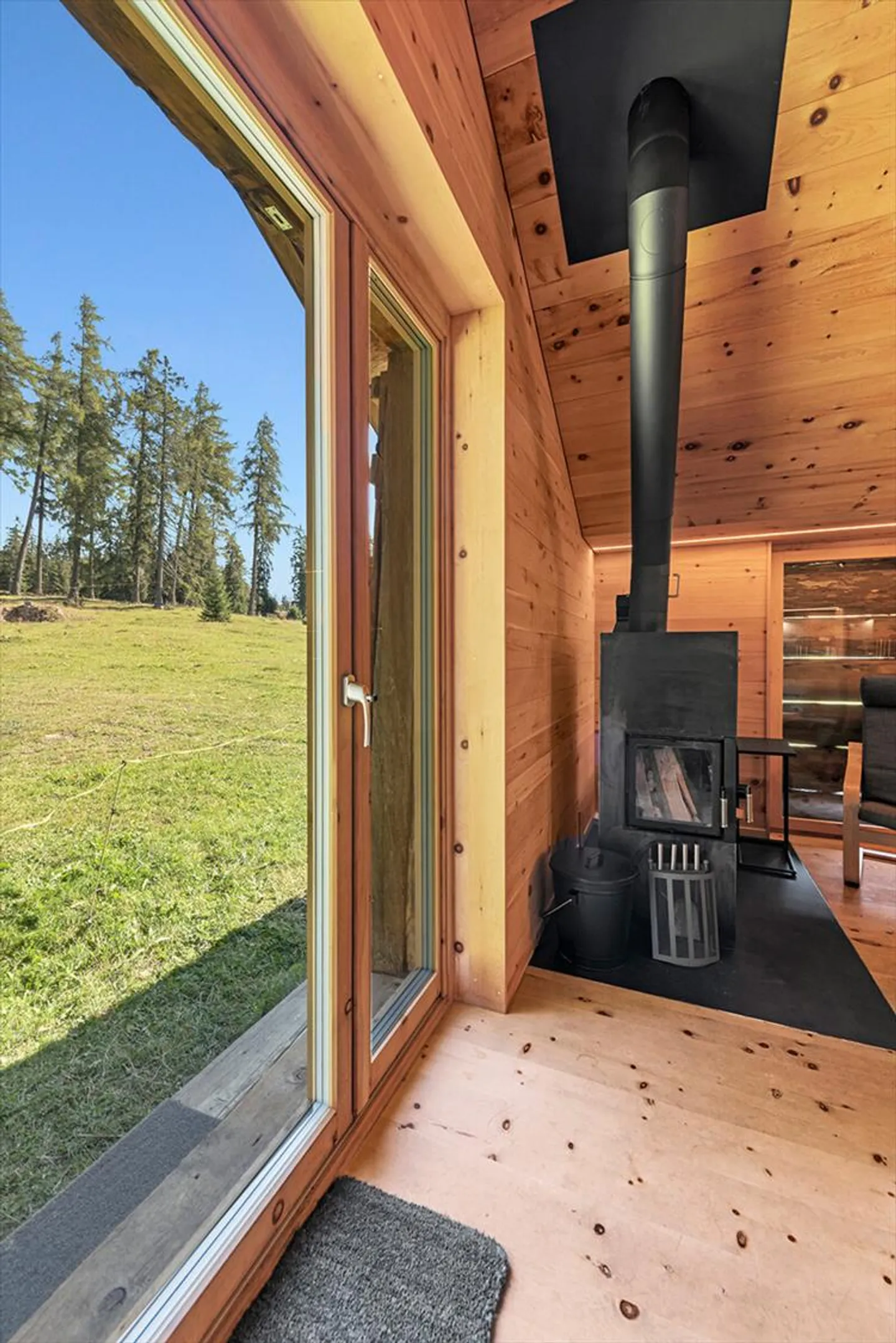 Lantsch/Lenz: Maiensäss mit stilvollem Innenausbau und Bergpanorama - Foto 3 von 7