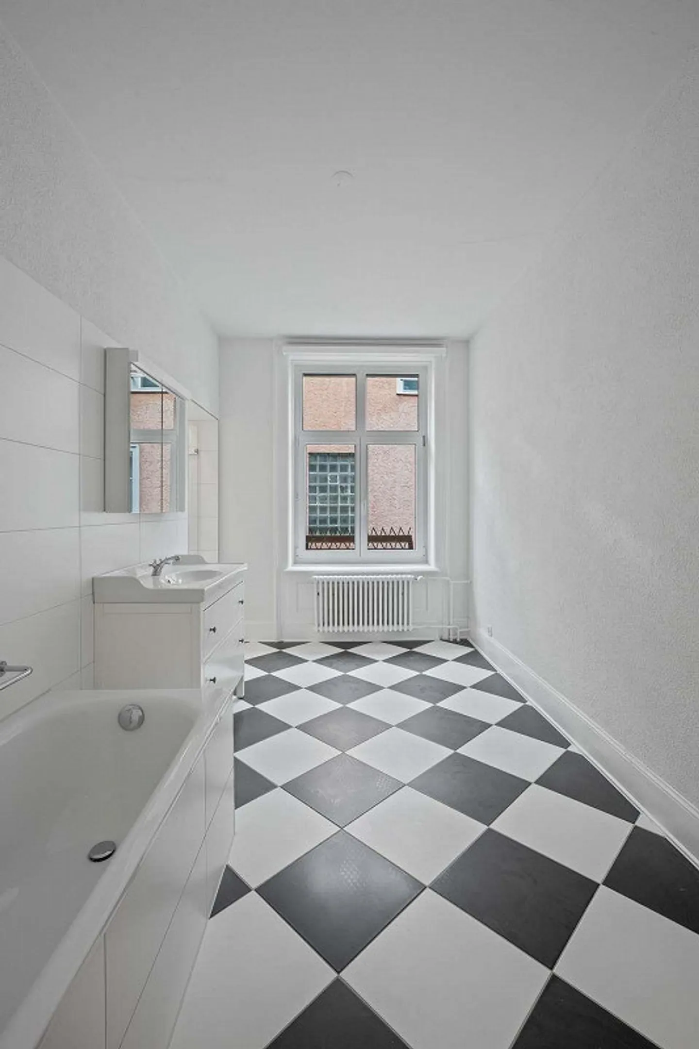 Charmant appartement de 3,5 pièces, fraîchement rénové et prêt à emménager - Photo 3 sur 14