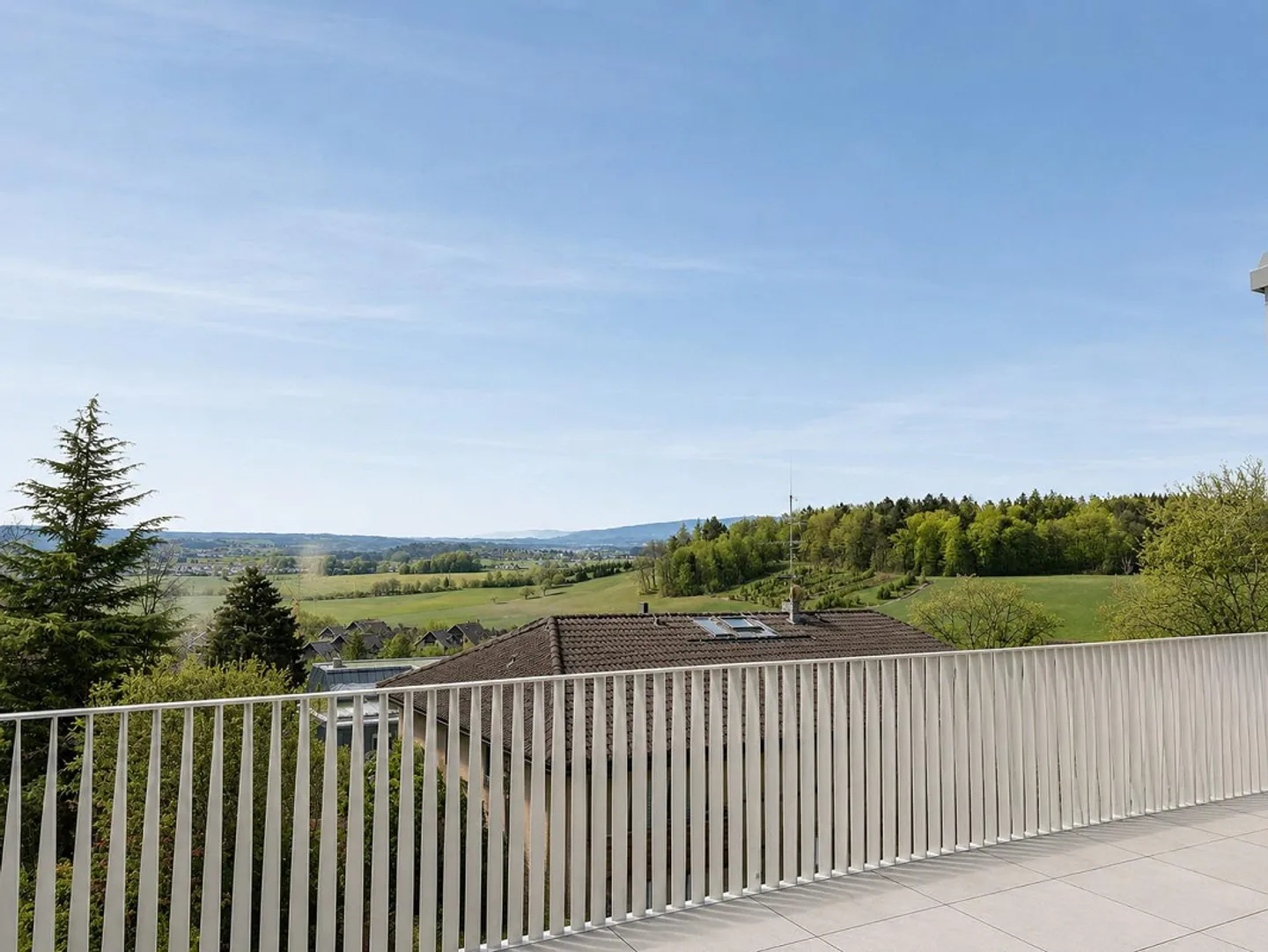 Ampia terrazza con vista magnifica e soleggiata tutto il giorno! - Foto 8 di 10
