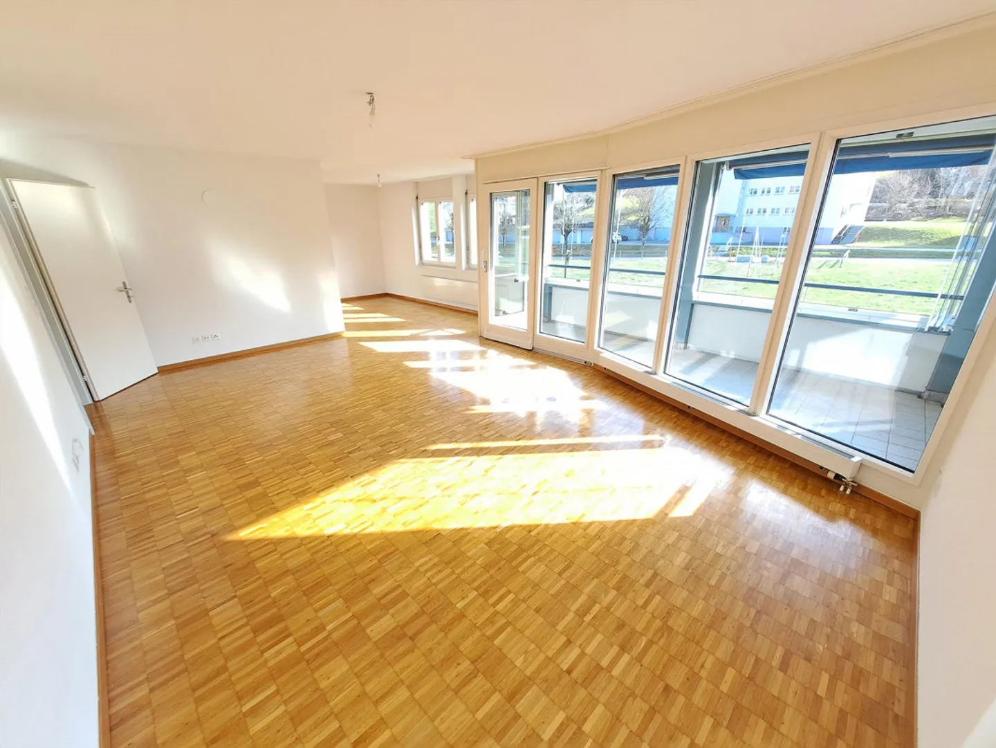 Ampio appartamento di 4,5 stanze con torre di lavaggio + 2 celle umide - Foto 1 di 13