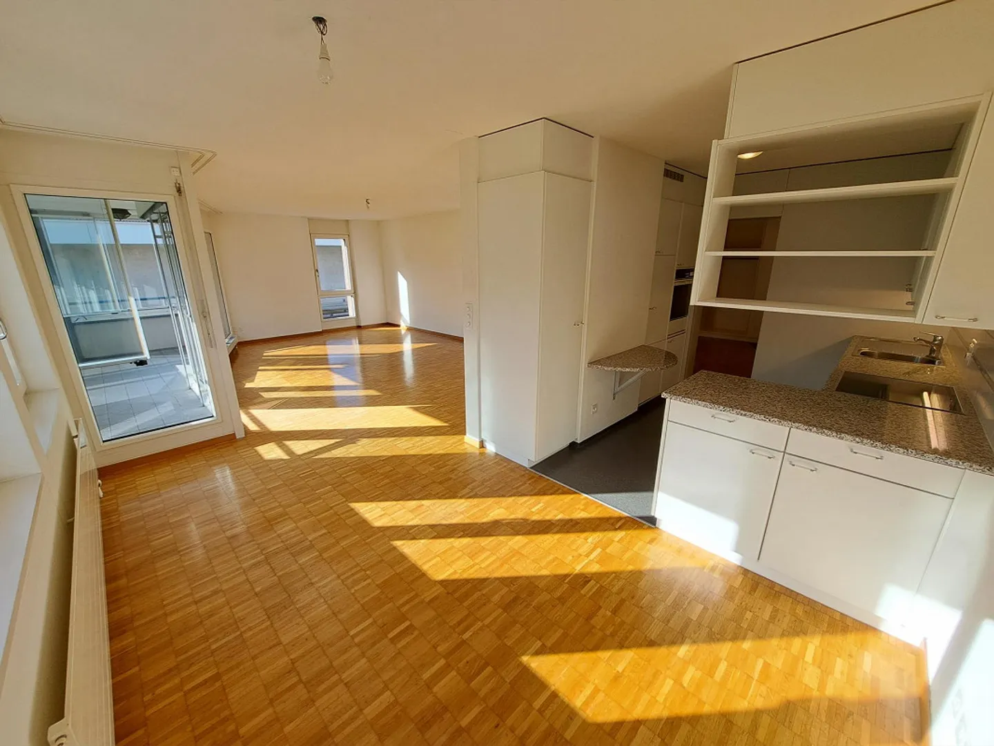 Ampio appartamento di 4,5 stanze con torre di lavaggio + 2 celle umide - Foto 2 di 13