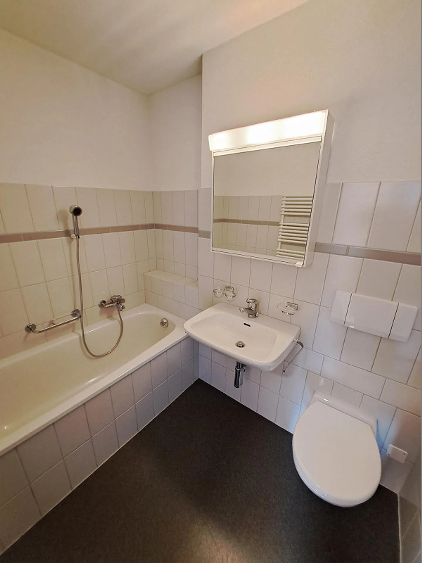 Ampio appartamento di 4,5 stanze con torre di lavaggio + 2 celle umide - Foto 5 di 13