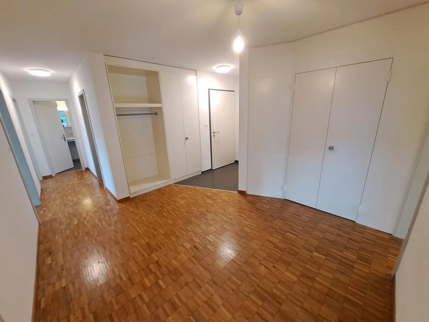 Ampio appartamento di 4,5 stanze con torre di lavaggio + 2 celle umide - Foto 6 di 13