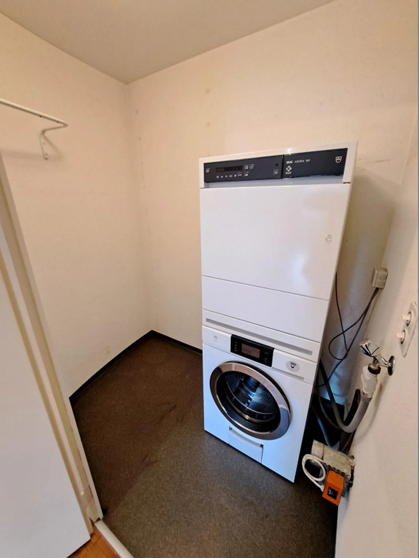 Ampio appartamento di 4,5 stanze con torre di lavaggio + 2 celle umide - Foto 7 di 13