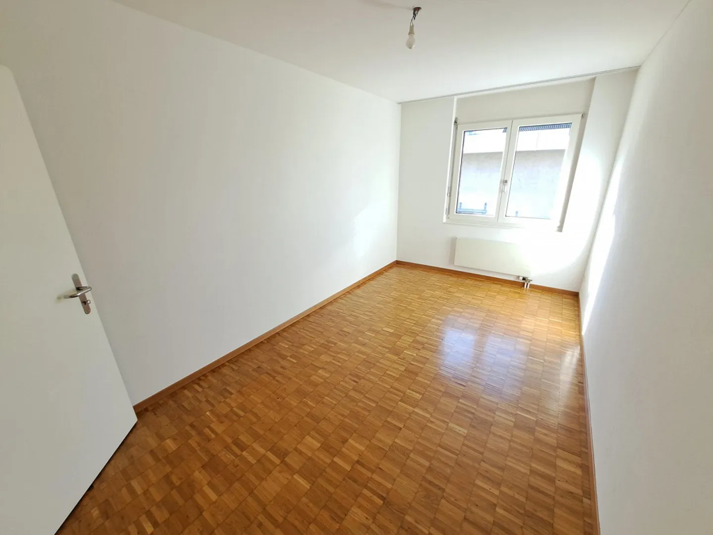 Ampio appartamento di 4,5 stanze con torre di lavaggio + 2 celle umide - Foto 8 di 13