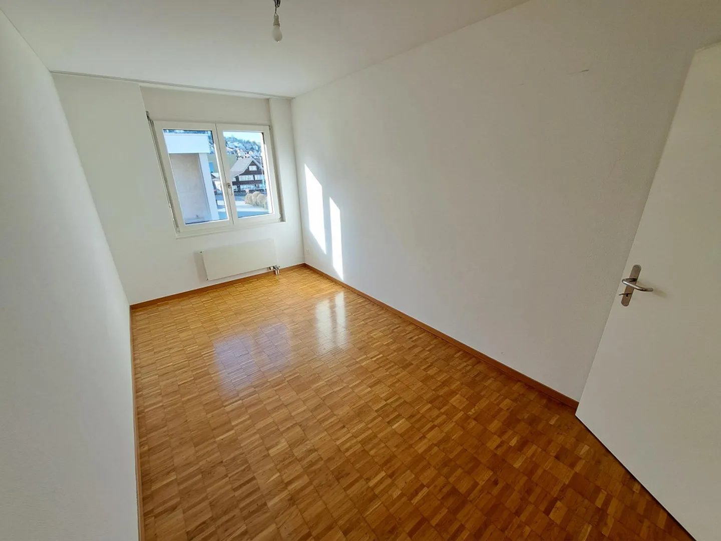 Ampio appartamento di 4,5 stanze con torre di lavaggio + 2 celle umide - Foto 9 di 13