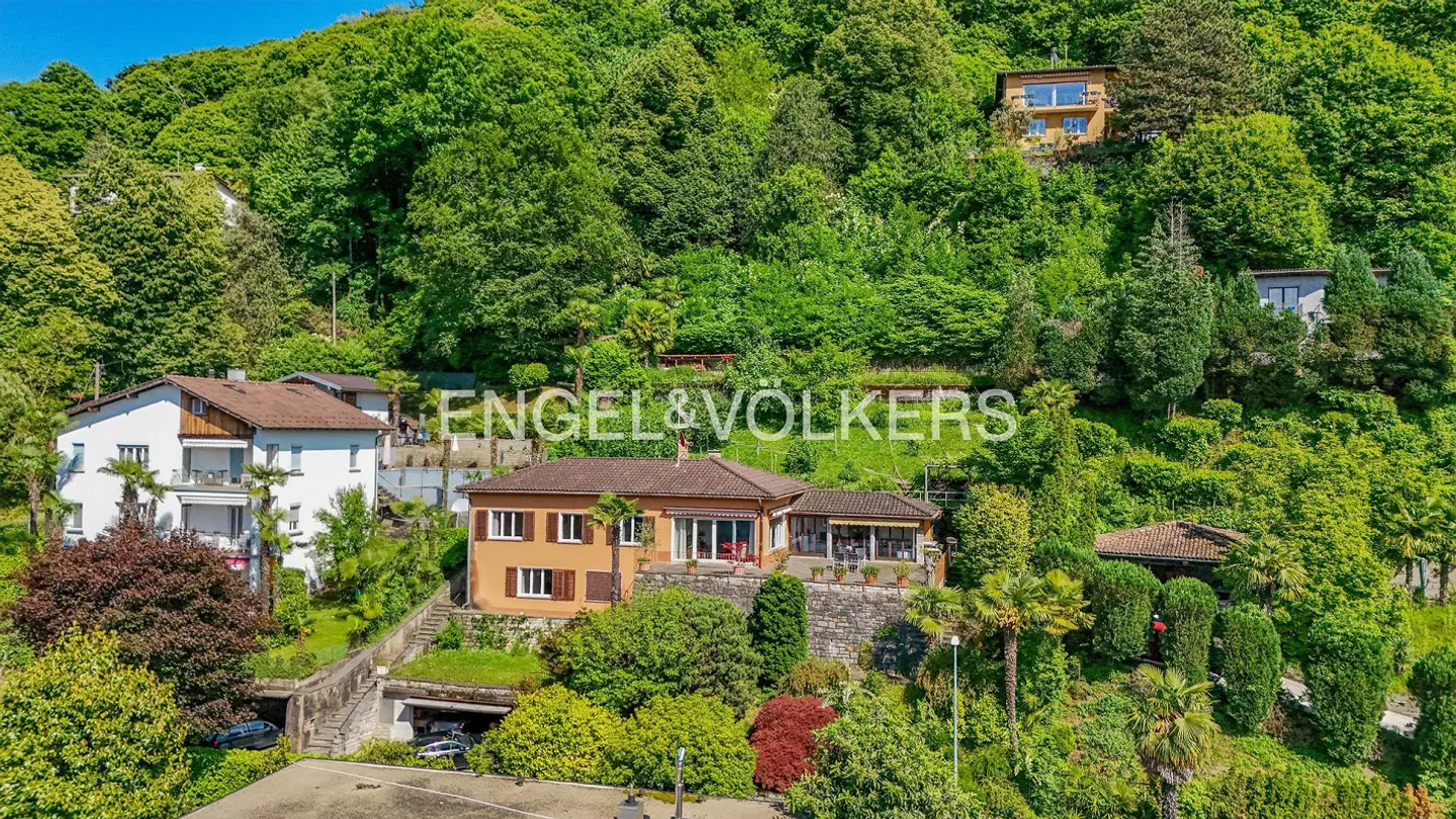 Bellissima villa con vista lago da ristrutturare - Foto 1 di 13