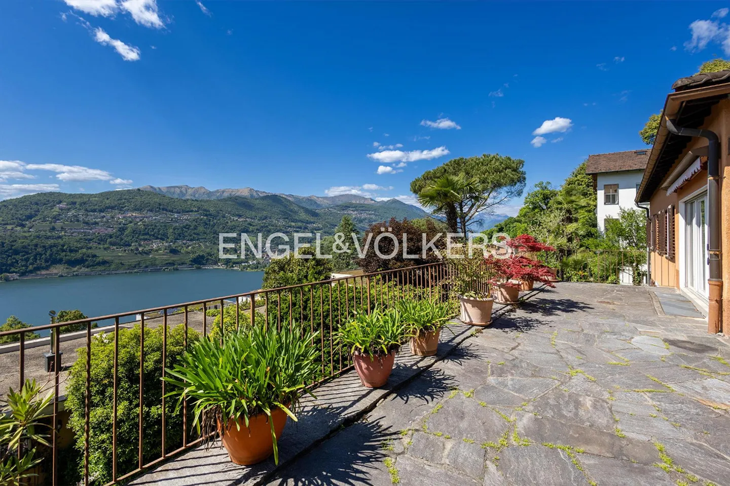 Bellissima villa con vista lago da ristrutturare - Foto 2 di 13
